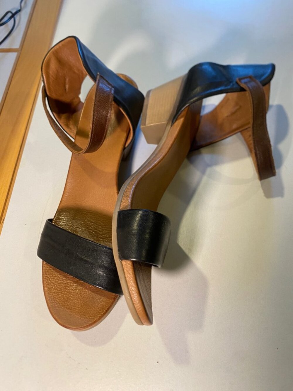 Bueno - Size 9.5M - Women's Leather Miz Mooz Alanis Sandal in Black & Brown